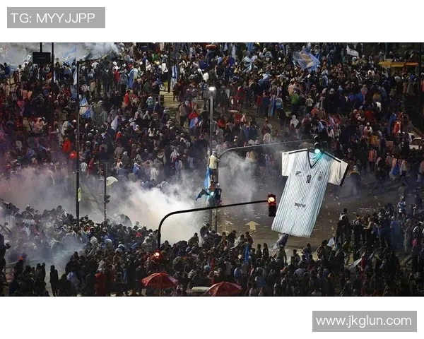 巴西足球赛场爆发群殴事件球员与球迷冲突引发广泛关注