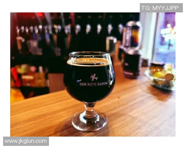 足球奶茶杯的创意设计与文化融合探讨